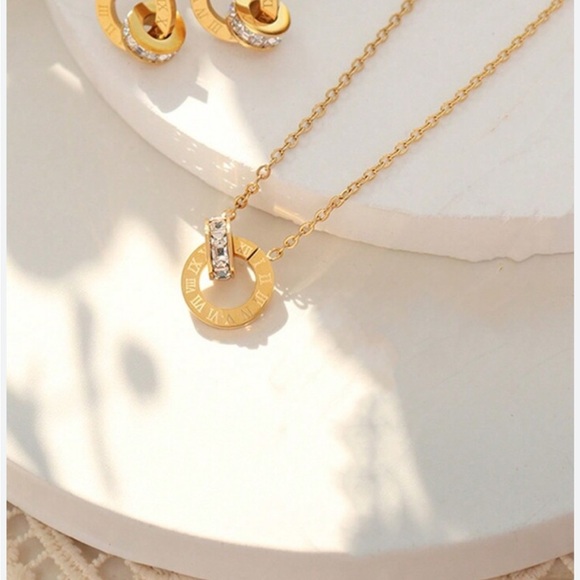 Elegant Gold Necklace with Crystal Accents - Picture 1 of 6